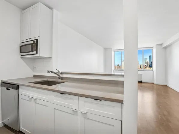 420 West 42nd Street image 8 of 28