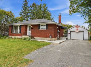 1095 Kenaston St, Ottawa, ON K1B3P4