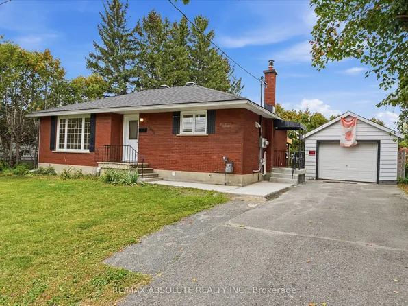 1095 Kenaston St, Ottawa, ON K1B 3P4