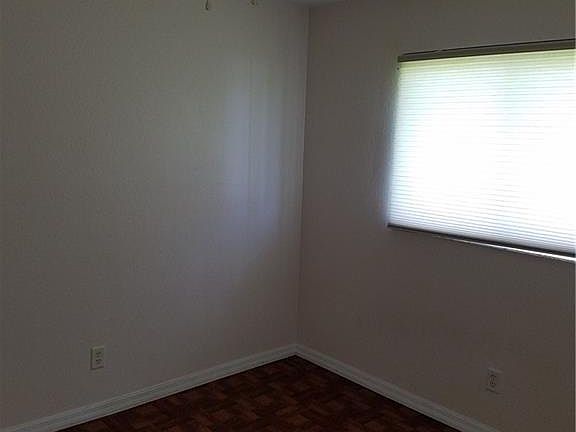 4th image of 806 SE 6th Ct