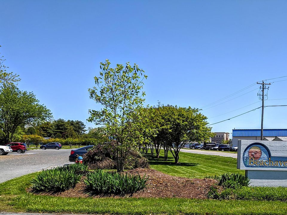 Gorgeously landscaped community fronted by Crepe Mrytles and mature trees.