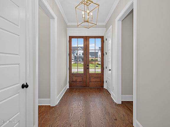 5th image of 438 Woodlawn Street