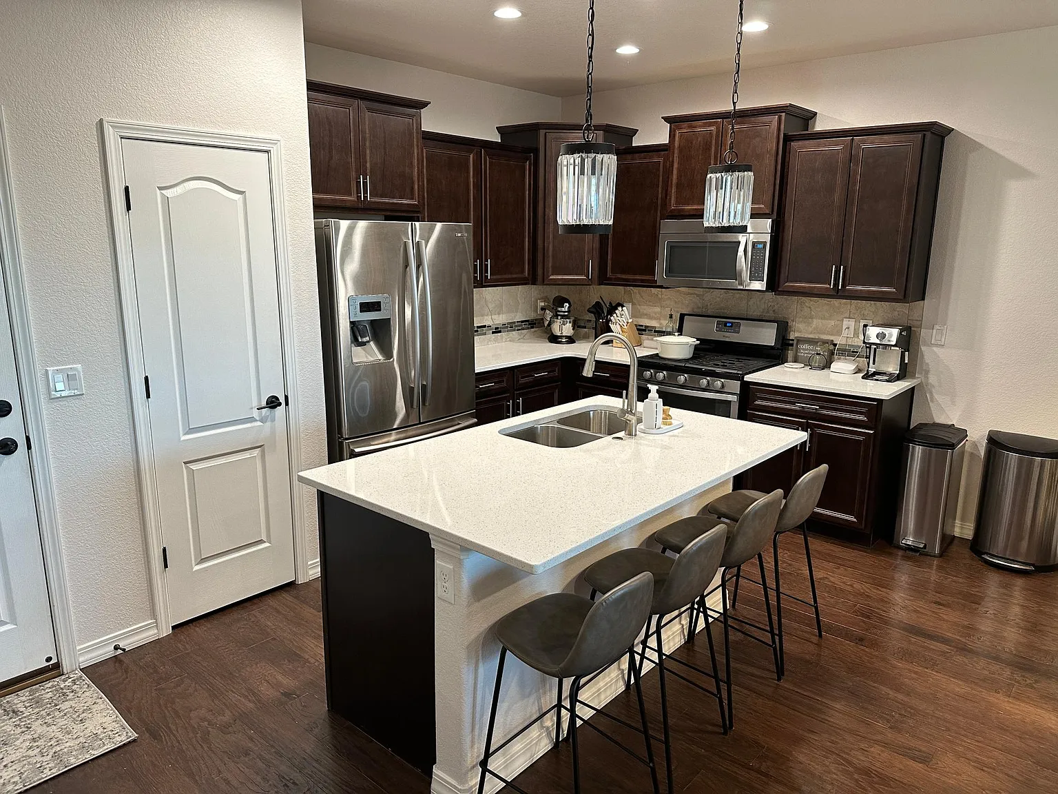 2 bed, 2.5 bath, 1333 sqft, $2,400 — Photo 2