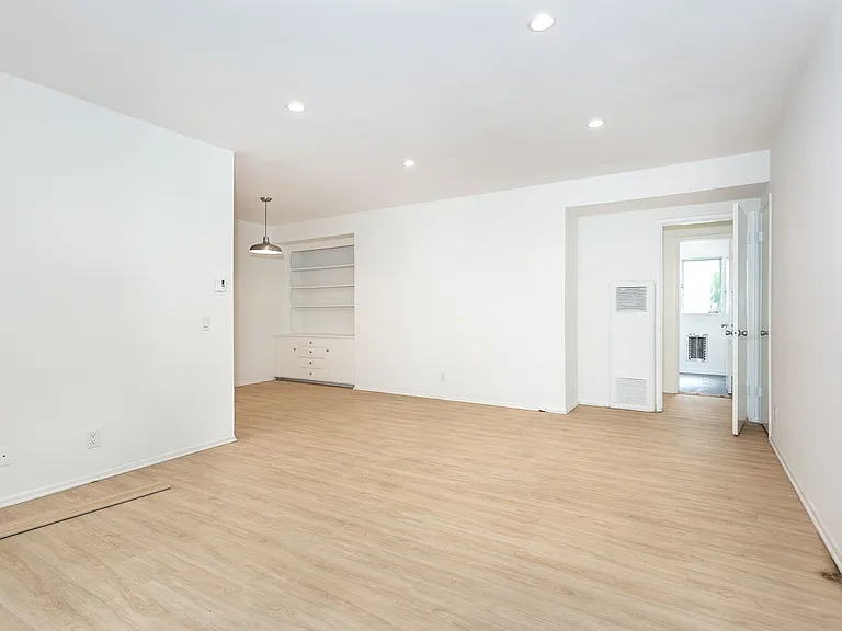 1041 S Wooster St — Photo 4