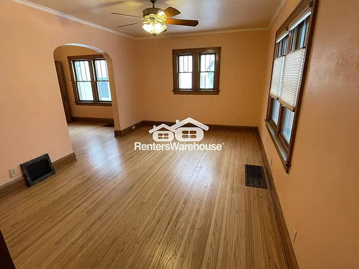 826 1st St NW — Photo 5
