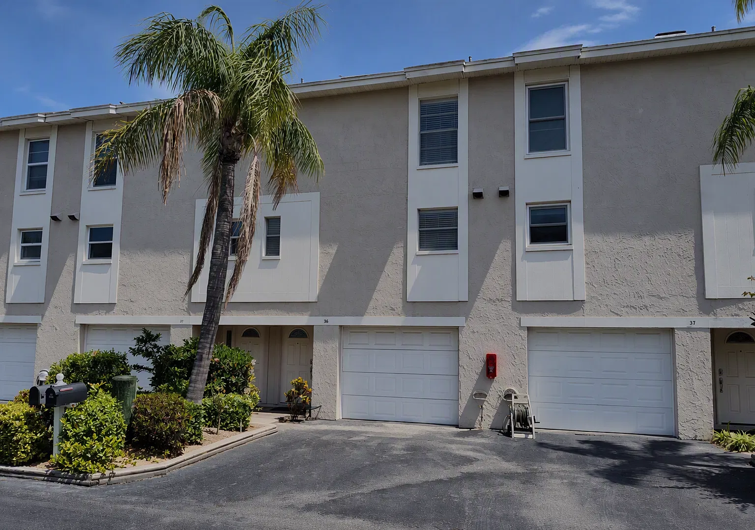 255 Capri Cir N — Photo 1