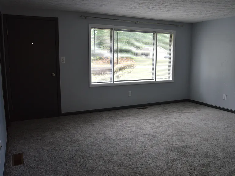 2135 Gates Ave — Photo 6
