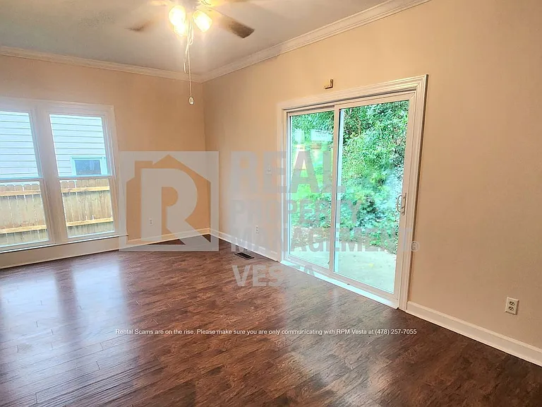 1038 Walnut St — Photo 7