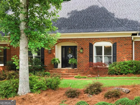 1040 Finnsbury Dr, Roswell, GA 30075