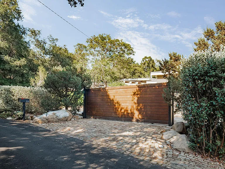 828 Tornoe Rd — Photo 2