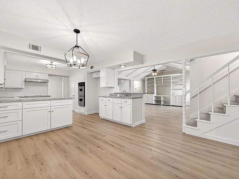 10602 Longmont Dr — Photo 19