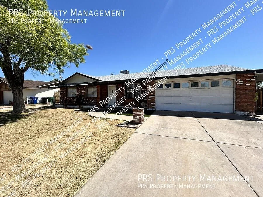 Lovely single family home with large backyard on a quiet street — Photo 2