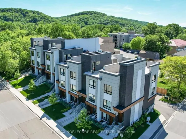 39 Robinson St N #10, Grimsby, ON L3M 3C8