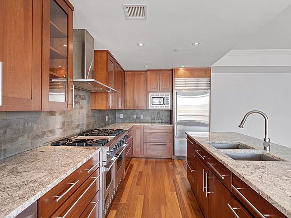 3rd image of 3220 Arlington Ave APT 8B