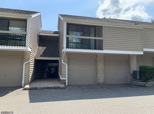 4 Overlook Dr, Clinton, NJ 08809