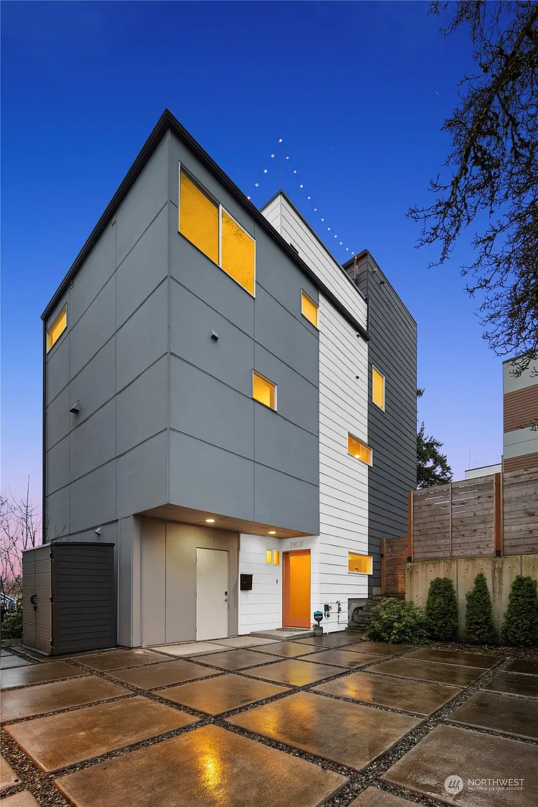 2407 E Pike Street photo 1