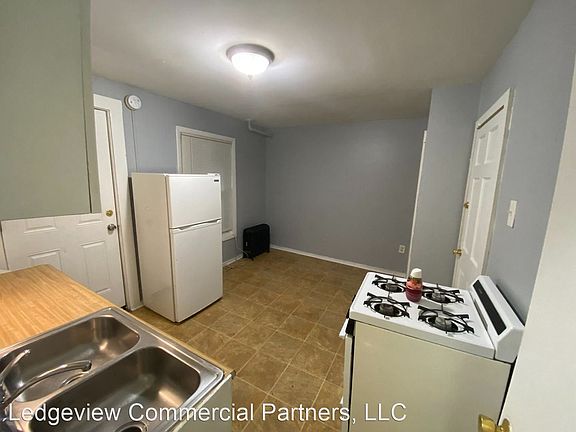 3rd image of 1279 Elm St #16