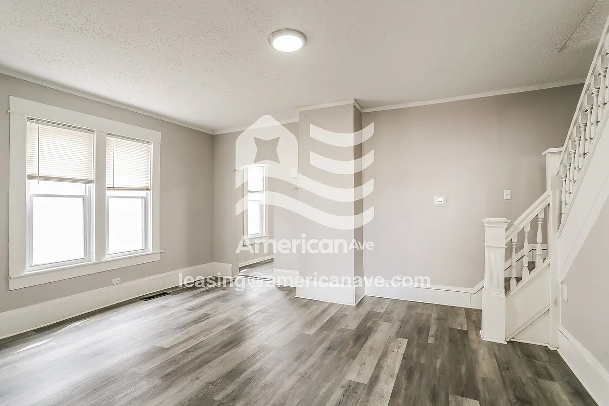 879727_002_living_room_14395652.jpg - 1615 E Fulton St