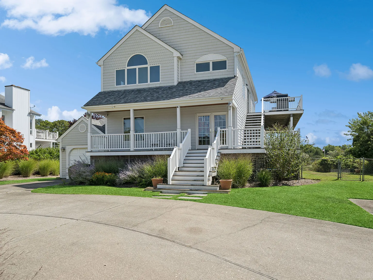 Waterfront Retreat in Hampton Bays — Photo 2