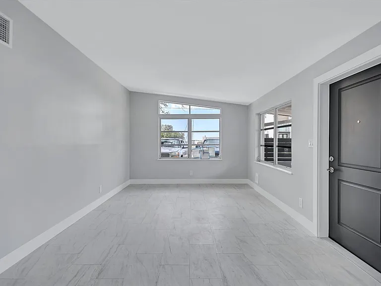325 Capri Blvd — Photo 25