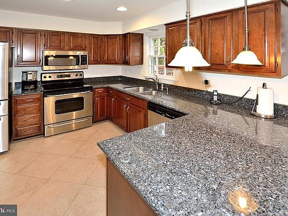 3rd image of 11910 Matthews Ct