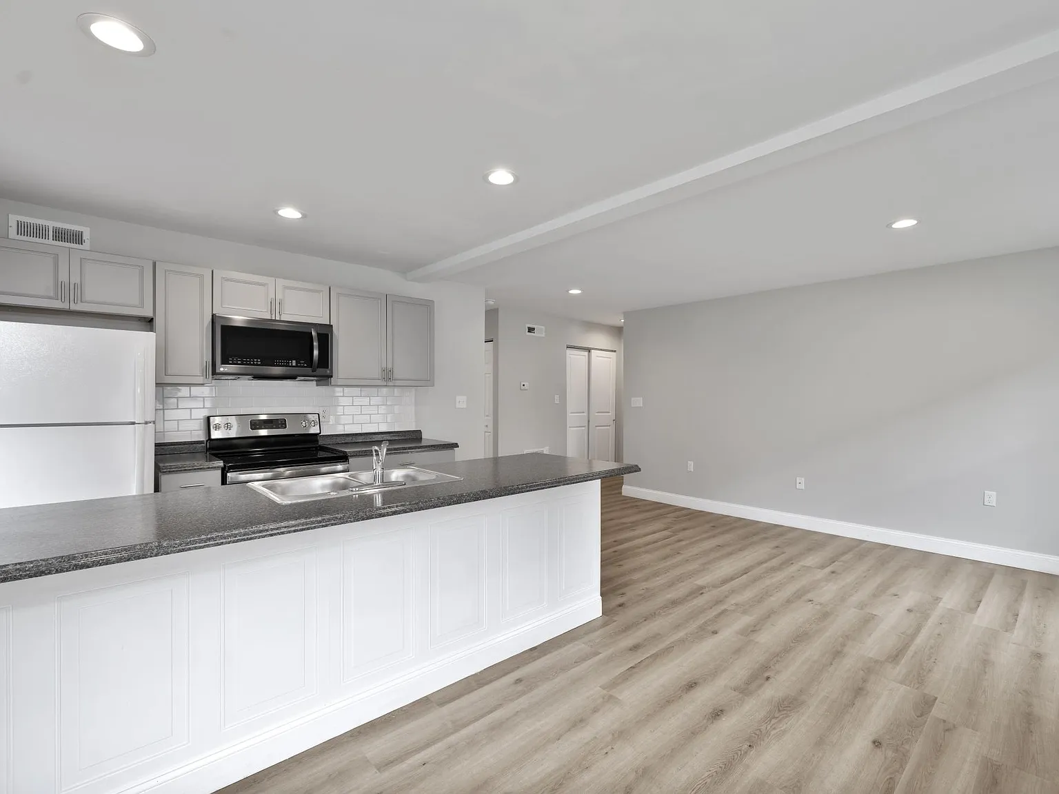 2 bed, 880 sqft, $1,650 — Photo 2