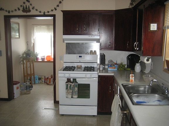 3rd image of 241 Willow St S