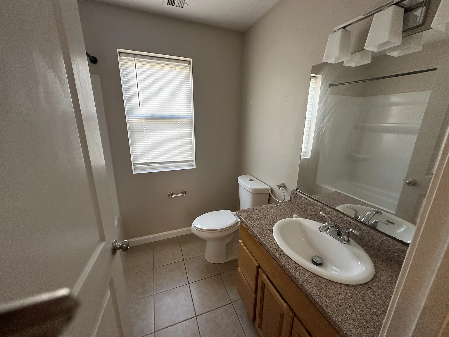 3 bed, 1.5 bath, 1200 sqft, $1,150 — Photo 2