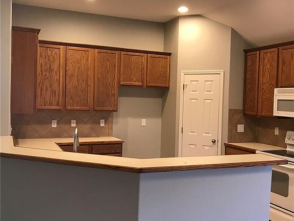 3rd image of 410 Dartmoor Dr
