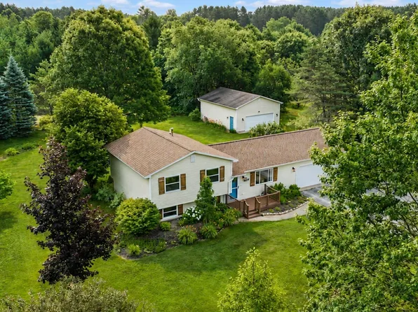 2667 Pine Breeze Dr, Interlochen, MI 49643
