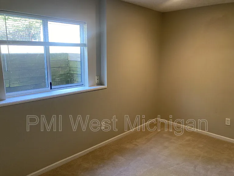 2673 Woodmeadow Dr SE — Photo 12