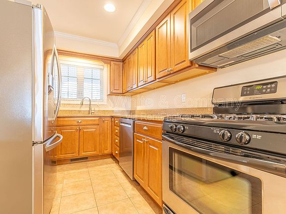 5th image of 330 Crystal Ave Unit 16