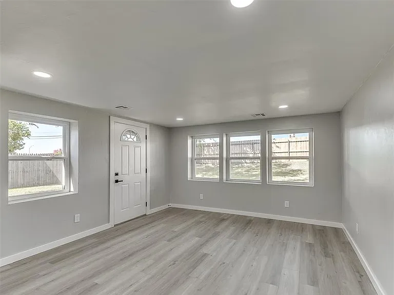 6917 Woodridge Ave — Photo 36