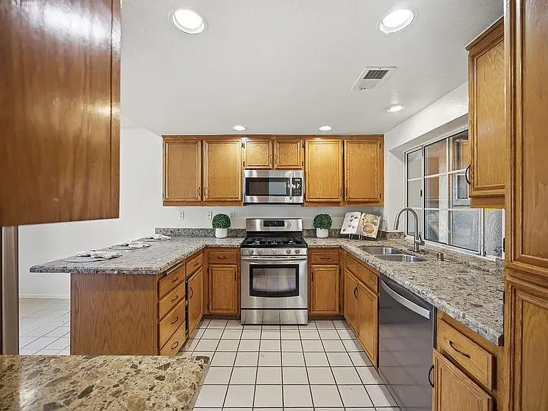 2370 Greenbriar Dr #C — Photo 6