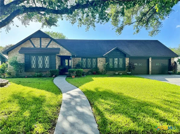 301 Tanglewood Dr, Victoria, TX 77901