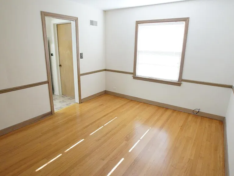 1229 Middlebury Ln — Photo 5