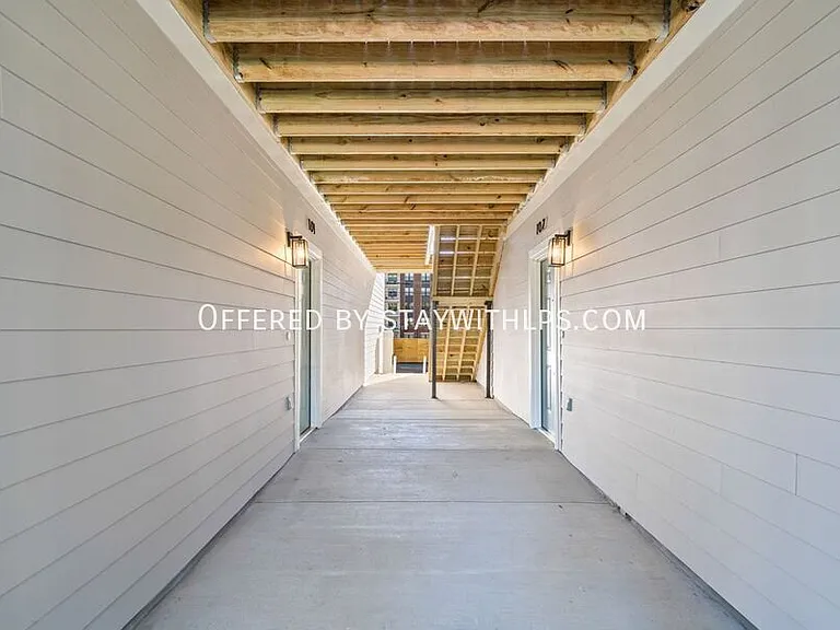1571 Court Ave #102 — Photo 4
