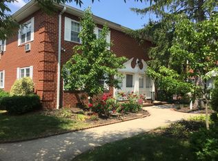 560 Lakeville Rd APT 2C, New Hyde Park, NY 11040