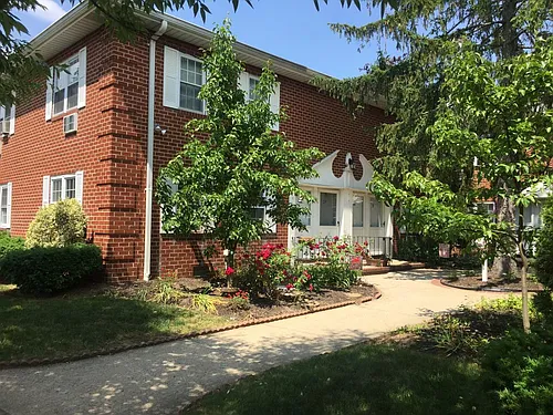 560 Lakeville Rd #2C Photo 1