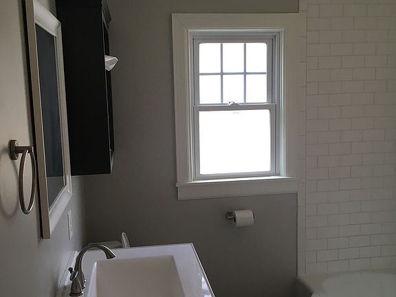 4th image of 300 W Oak St