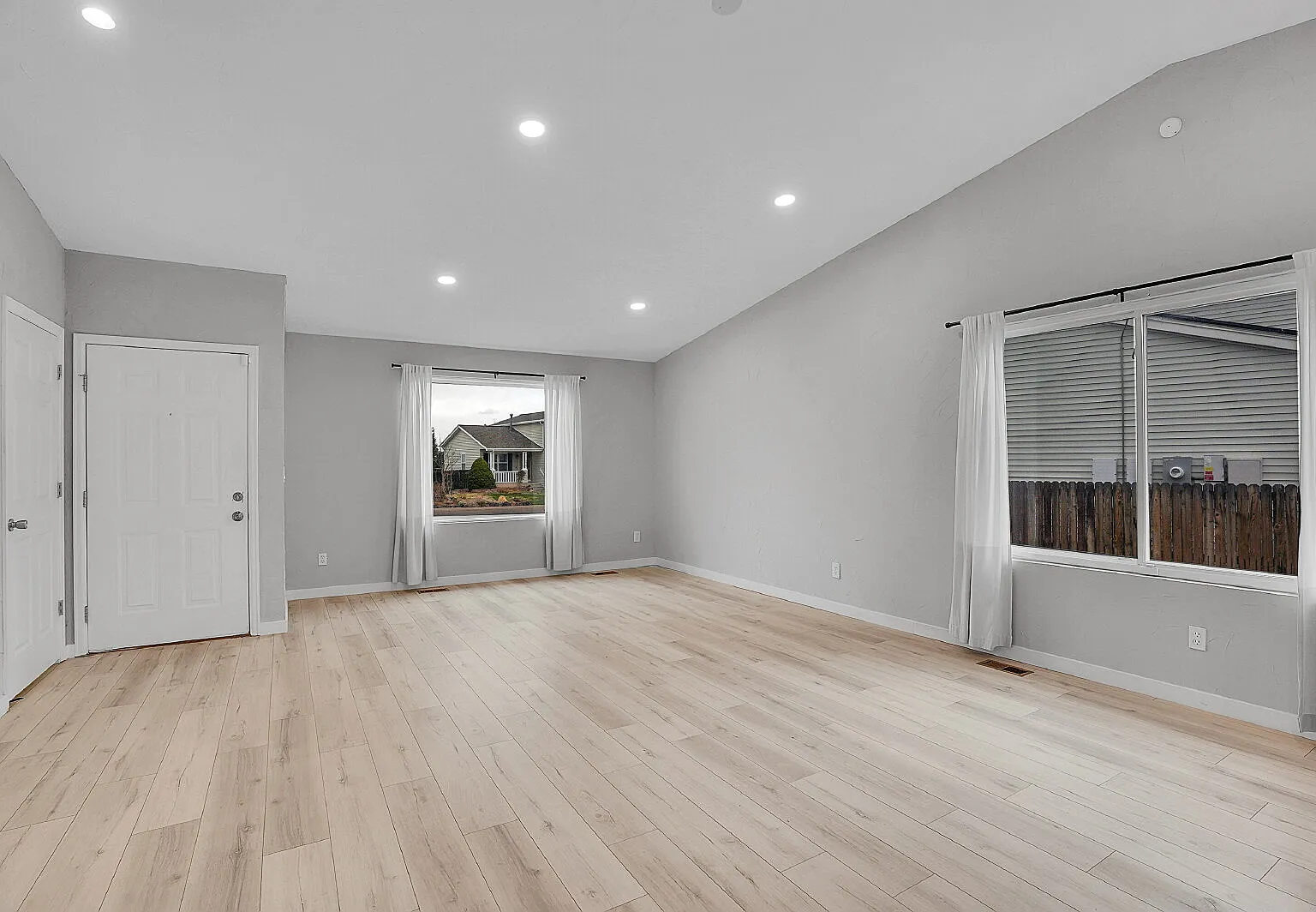 3 bed, 2.0 bath, 2025 sqft, $3,396 — Photo 4