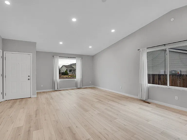 8065 Eagleview Dr — Photo 3