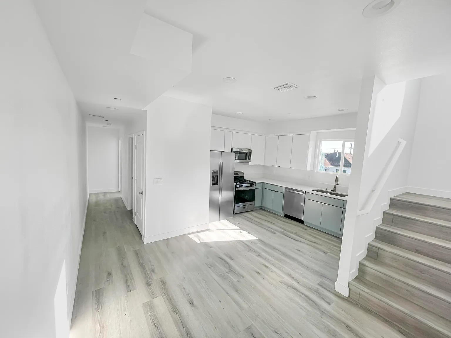 3 bed, 1000 sqft, $2,995 — Photo 2
