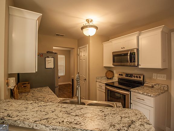 5th image of 105 Brent Ct