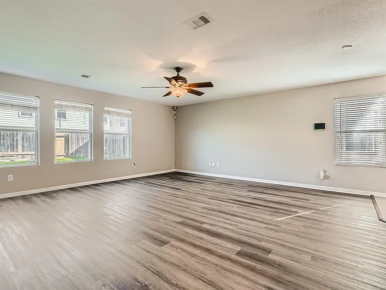 11010 Walkup Way — Photo 3