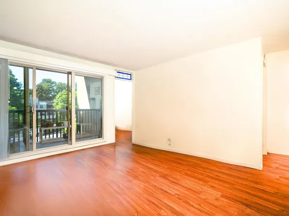 9857 Manchester Dr #307, Burnaby, BC V3N 4P5