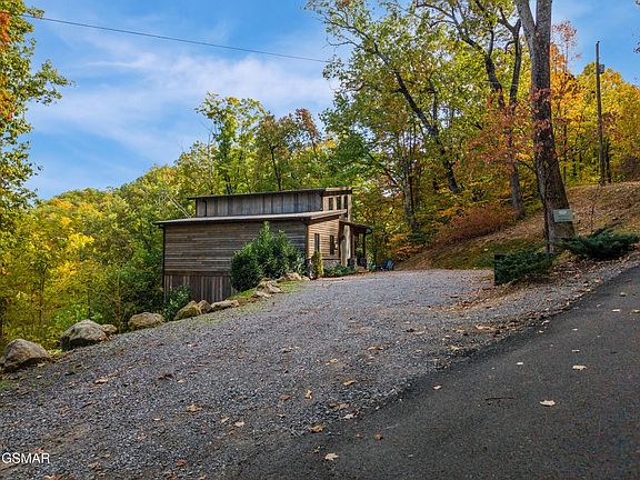 3rd image of 2515 Cove Mountain Ln
