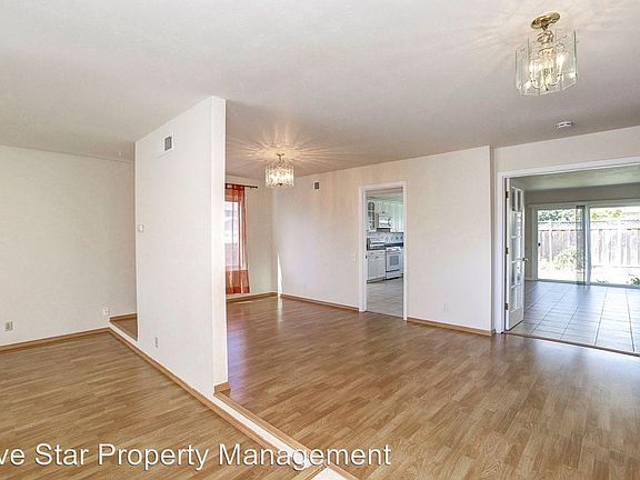 4th image of 940 Laguna Cir
