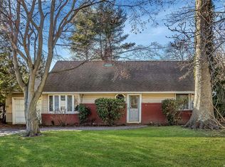 10 Circle Dr, Glen Cove, NY 11542