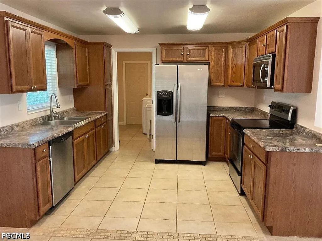 3 bed, 2.0 bath, 1104 sqft, $1,800 — Photo 3